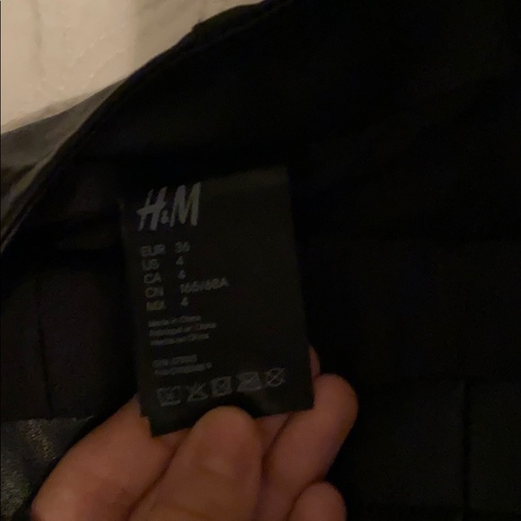 Latex black matte zip up skirt - Picture 2 of 3